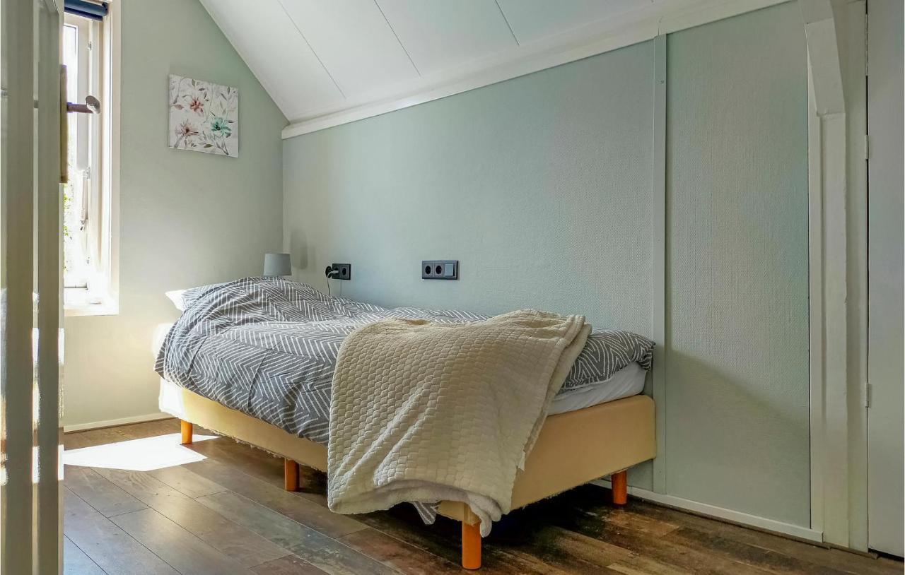 Gorgeous Home In Scharendijke With Kitchen Kültér fotó