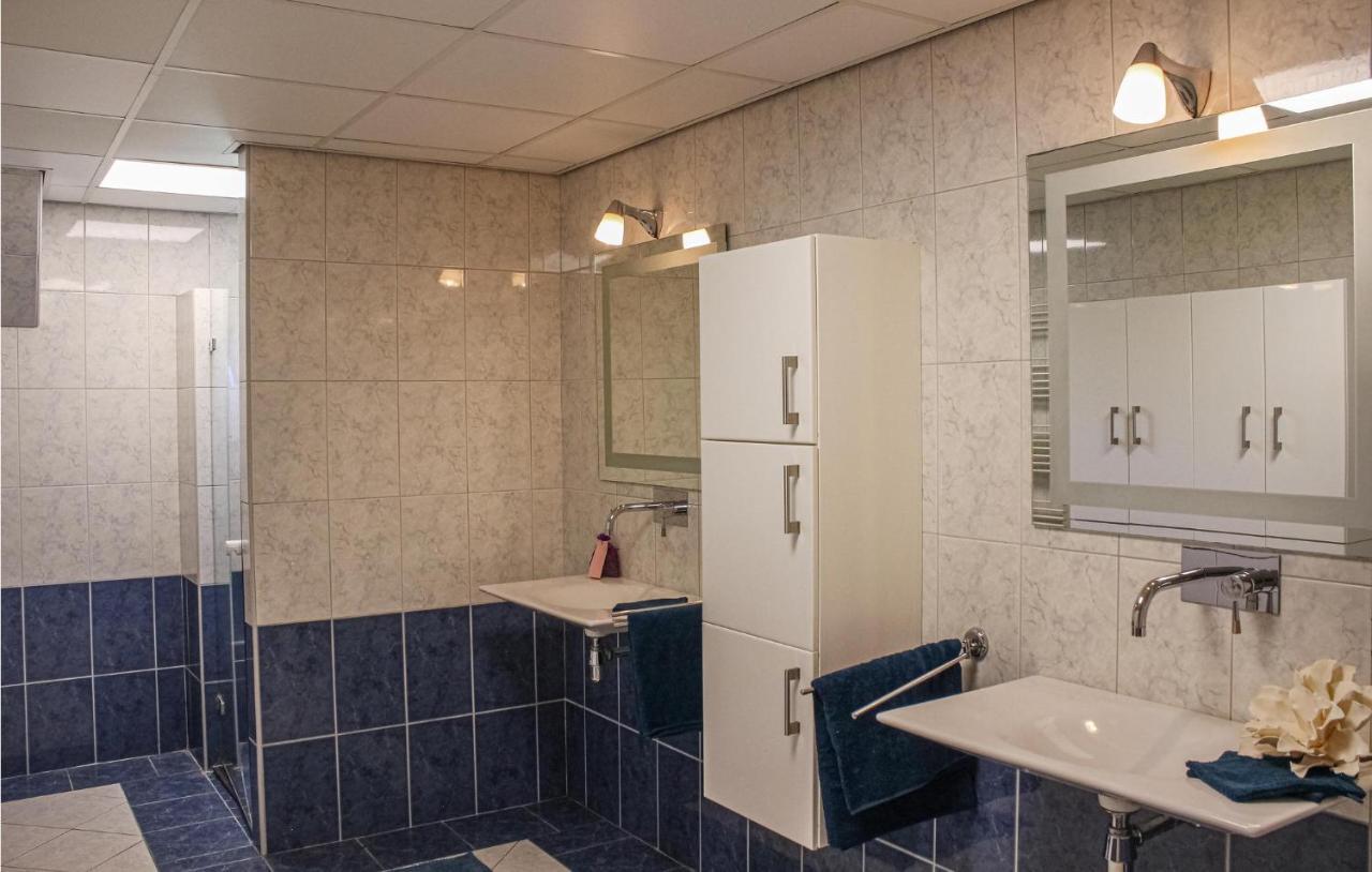 Gorgeous Home In Scharendijke With Kitchen Kültér fotó